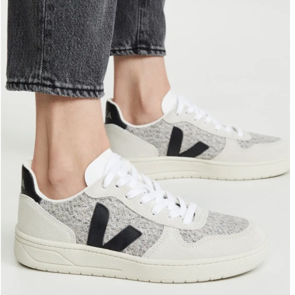 VEJA V10 FLANNEL SNOW/BLACK  Size 8 US (EU 39)